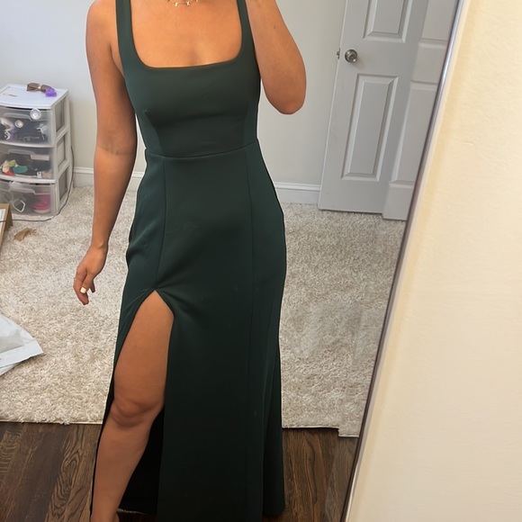 Showpo. RAQUELLE SQUARE NECK THIGH SPLIT MAXI DRESS IN EMERALD - Picture 2 of 3